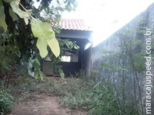Casa abandonada virou "boca de fumo", reclama moradora Casa abandonada virou "boca de fumo", reclama moradora