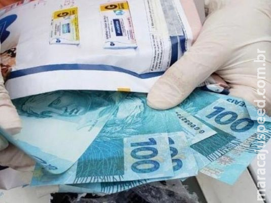Casal compra cédulas falsas na internet e vai preso pela PF na entrega Casal compra cédulas falsas na internet e vai preso pela PF na entrega