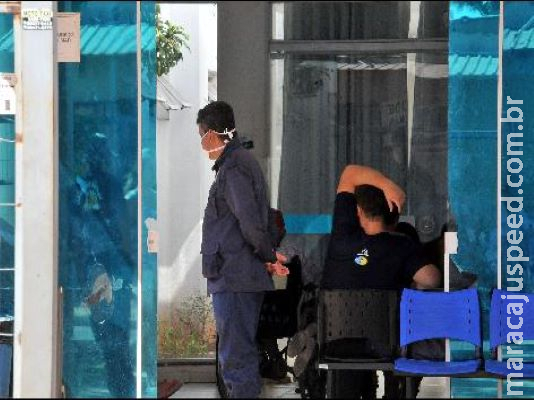 Com fluxo estável, funcionários e pacientes de postos utilizam máscaras de proteção