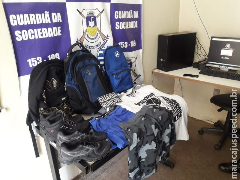 Dupla é detida com roupas e calçados furtados de lojas Dupla é detida com roupas e calçados furtados de lojas