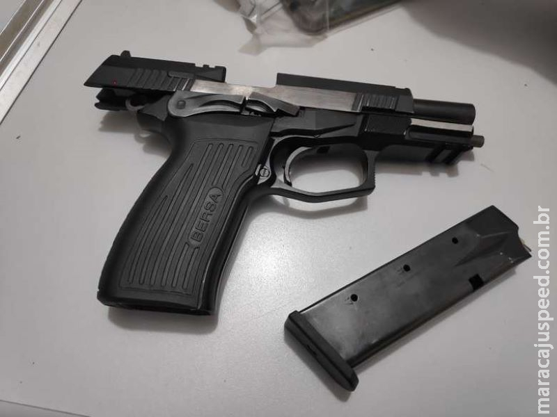 Dupla é presa acusada de posse ilegal de arma de fogo e munições