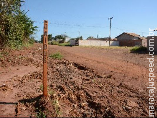 Em bairro esquecido da periferia, asfalto é sonho e luxo