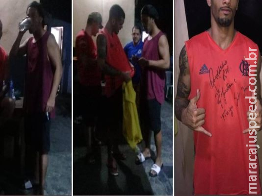 Em presídio, Ronaldinho Gaúcho é tietado por detentos e autografa até camisa do Flamengo