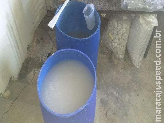 Empresário e primo são presos ao fabricarem álcool gel clandestino Empresário e primo são presos ao fabricarem álcool gel clandestino