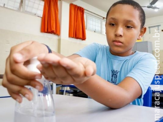 Escolas recorrem a álcool gel e vídeo educativo para evitar novo vírus