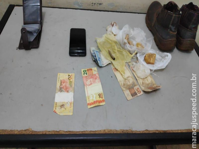 Ex-presidiário é flagrado com droga escondida em sapato Ex-presidiário é flagrado com droga escondida em sapato