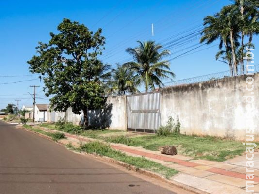Flagrado furtando casa, foragido tenta escapar, mas desiste após tiro da PM Flagrado furtando casa, foragido tenta escapar, mas desiste após tiro da PM