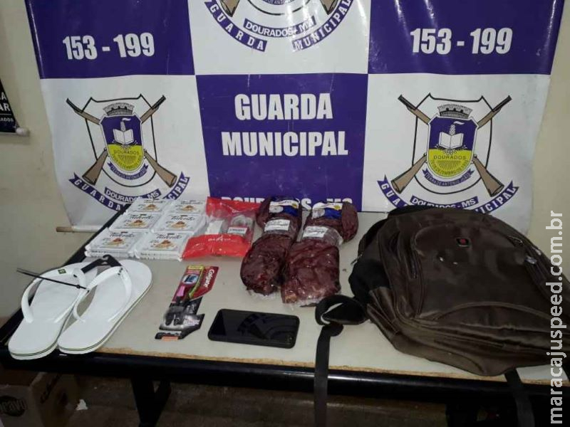 Foragido furta carne para fazer festa e é preso com celular roubado Foragido furta carne para fazer festa e é preso com celular roubado