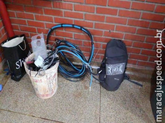 Homem é flagrado furtando fios de obra na Vila Ubiratan