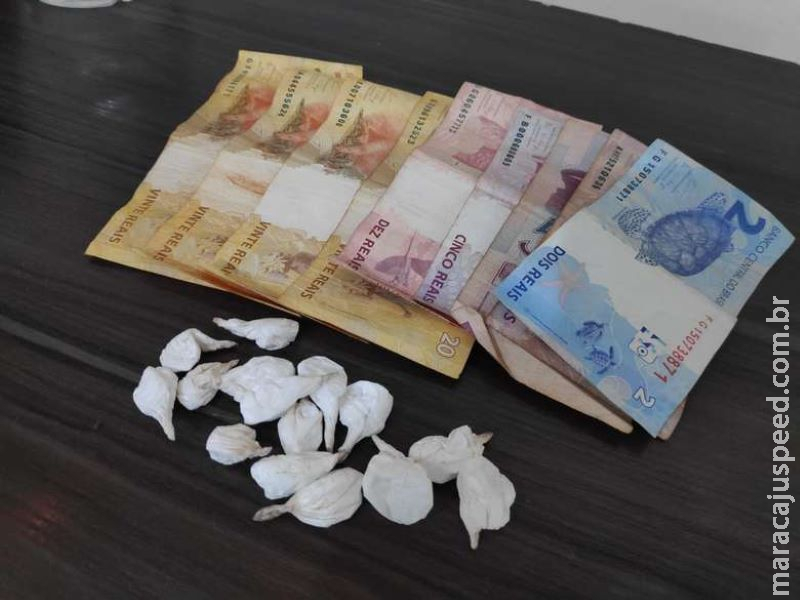 Homem é flagrado vendendo cocaína na companhia de adolescente Homem é flagrado vendendo cocaína na companhia de adolescente