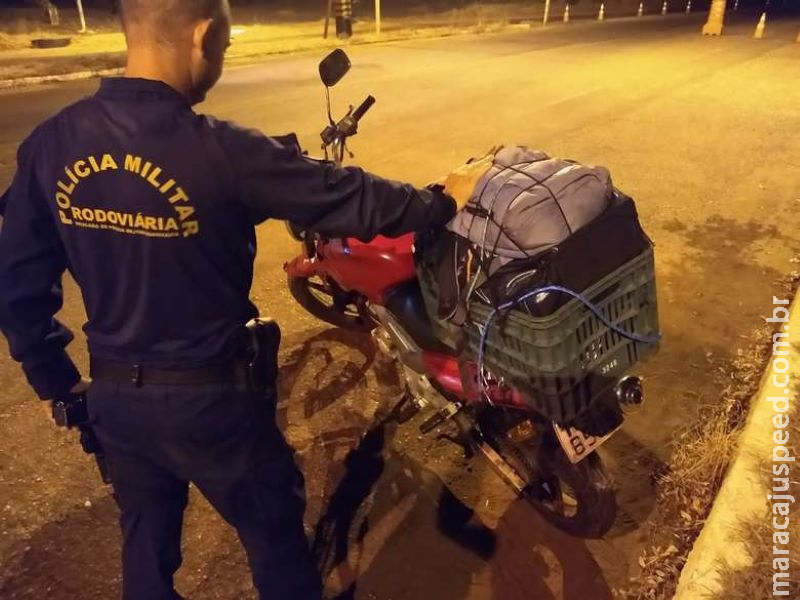 Homem é preso levando quase 50kg de maconha na garupa de moto Homem é preso levando quase 50kg de maconha na garupa de moto