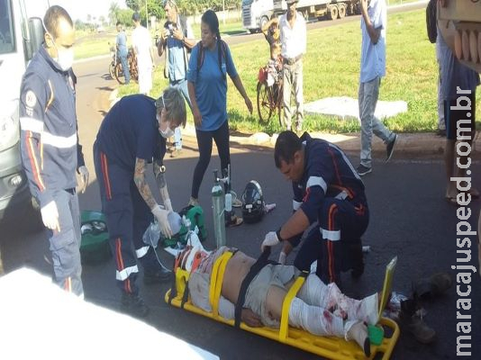 Homem fica gravemente ferido após acidente entre carreta e moto
