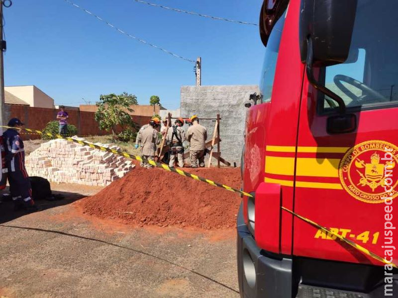 Homem que caiu em fossa durante escavação, é socorrido por bombeiros e Samu