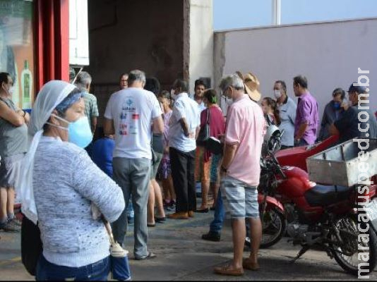 Idosos madrugam nas farmácias e muitos não conseguem se vacinar contra H1N1