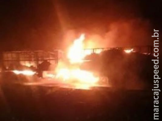 Incêndio destrói caminhão carregado de soja e interdita rodovia MS-386