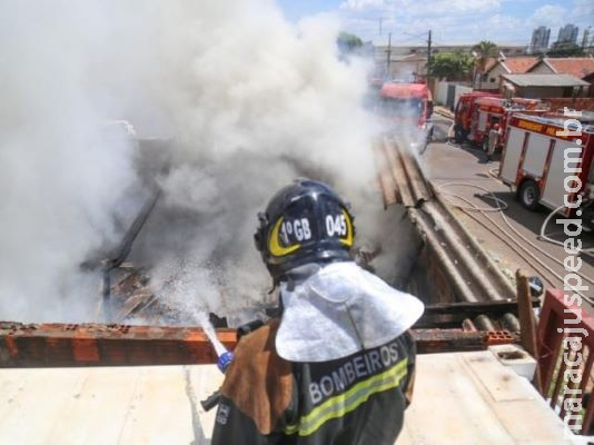 Incêndio em depósito de recicláveis tira moradores do almoço Incêndio em depósito de recicláveis tira moradores do almoço