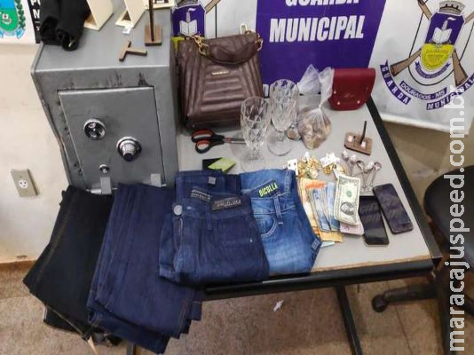 Jovem é preso após estourar vidraça para furtar loja Jovem é preso após estourar vidraça para furtar loja