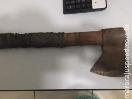 Jovem é preso após golpear cabeça de homem com machado durante briga Jovem é preso após golpear cabeça de homem com machado durante briga