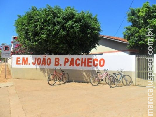 Ladrões quebram vidro e furtam merenda de crianças em escola municipal Ladrões quebram vidro e furtam merenda de crianças em escola municipal