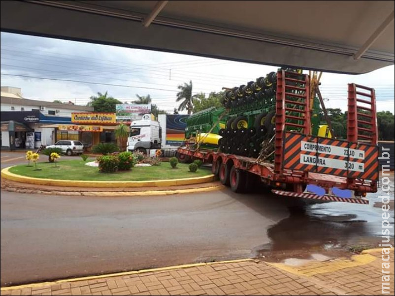 Maracaju: Motorista de carreta age de forma irresponsável e causa danos a semáforo e a cabeamento de empresas de telecomunicações e energia elétrica Maracaju: Motorista de carreta age de forma irresponsável e causa danos a semáforo e a cabeamento de empresas de telecomunicações e energia elétrica