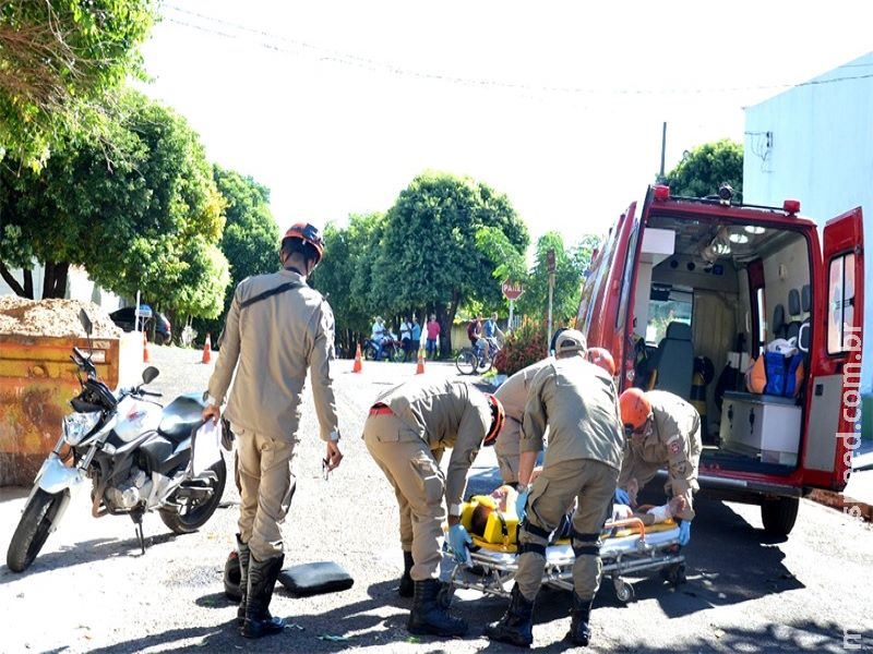Motociclista bate CB 300 em caçamba no bairro Alto e fica ferido, em Aquidauana Motociclista bate CB 300 em caçamba no bairro Alto e fica ferido, em Aquidauana