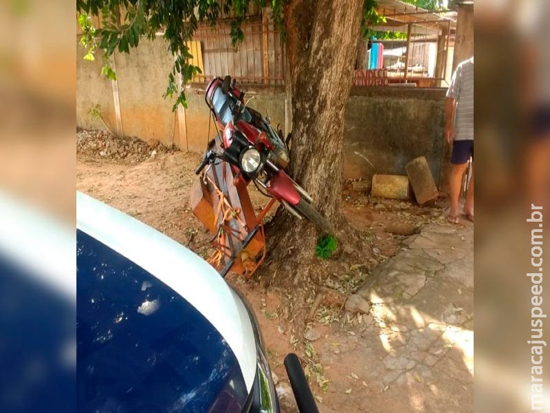 Motociclista fica sem freio, perde o controle e bate em árvore no Bairro Alto