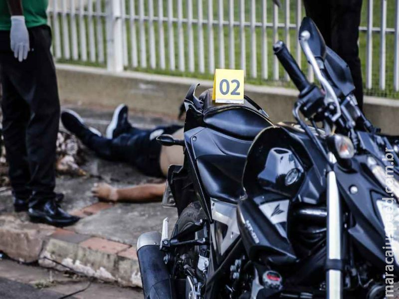 Motociclista morre depois de perder controle e bater em meio-fio de calçada