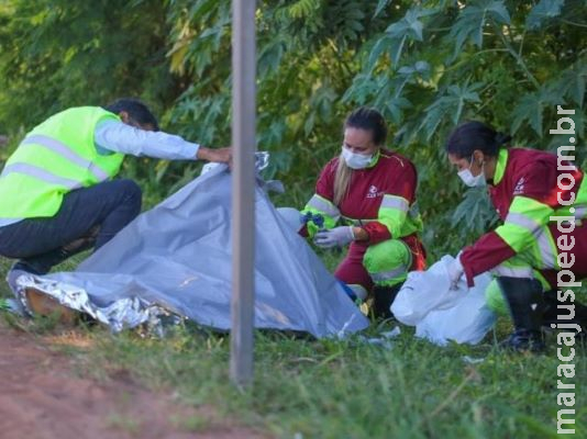 Motociclista morre em colisão com bicicleta no anel viário