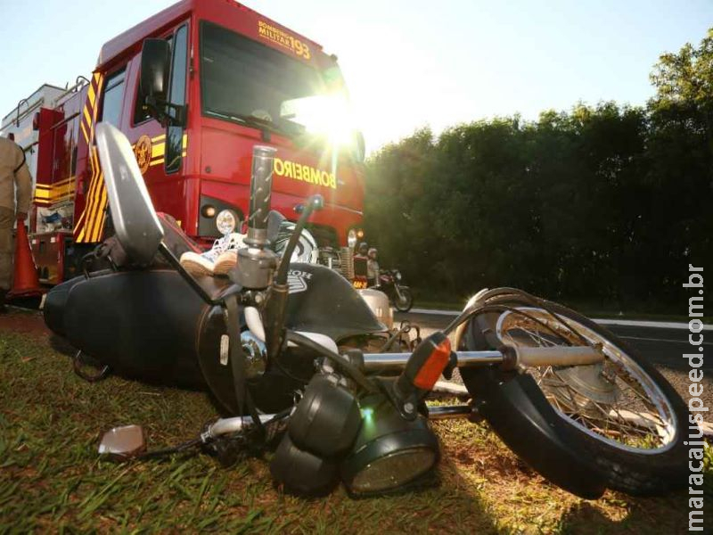 Motociclista perde controle, bate cabeça em meio-fio e é socorrido em estado grave