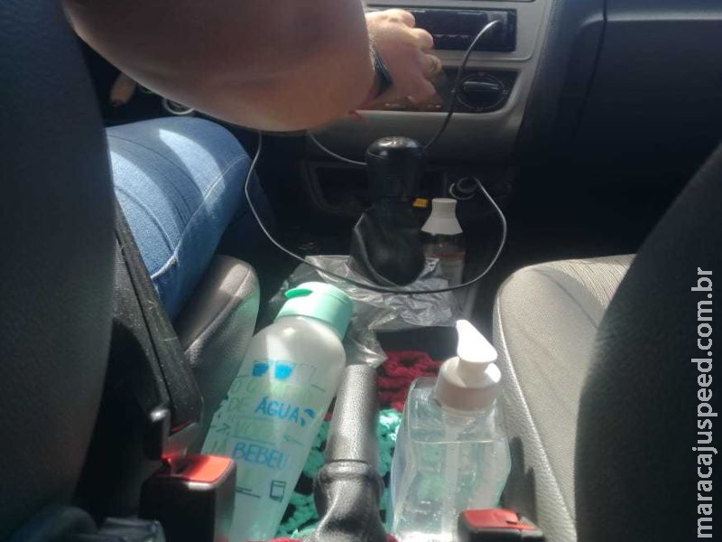 Motoristas de aplicativos deixam janelas abertas e disponibilizam álcool em gel 
