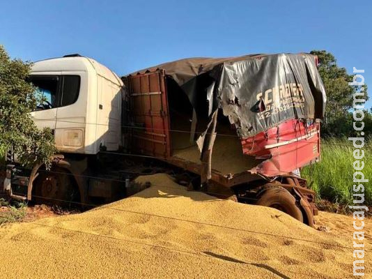 Ônibus estacionado causa acidente envolvendo duas carretas