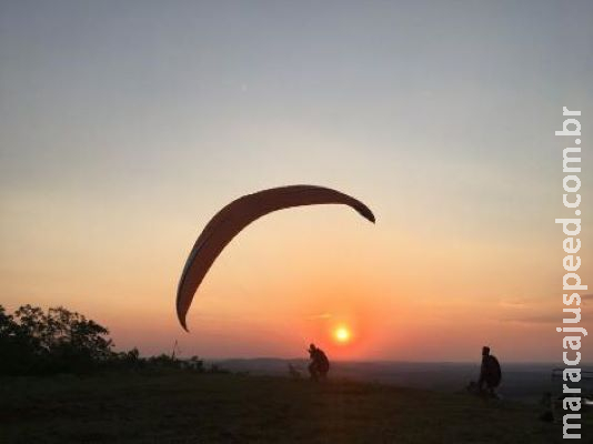 Para os corajosos, saltar de parapente é opção turística perto da cidade