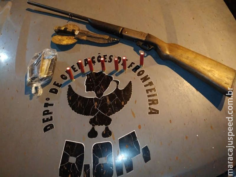 Polícia prende homem que seguia a pé em estrada carregando arma de fogo Polícia prende homem que seguia a pé em estrada carregando arma de fogo