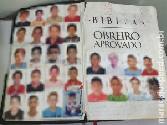 Professor acusado de abusar de alunos de projeto mantinha fotos de crianças em Bíblia 