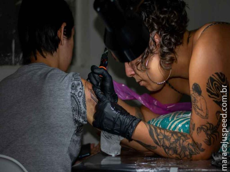 Quer cobrir o embuste? Tatuadora cobre nomes de ex abusivos de graça para mulheres em MS