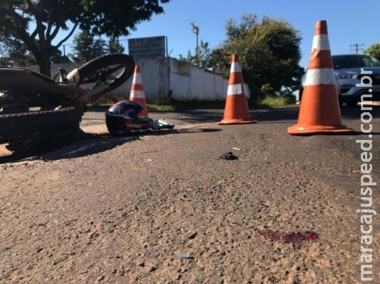 Sem documentos, motociclista invade preferencial e provoca colisão Sem documentos, motociclista invade preferencial e provoca colisão