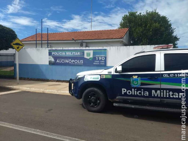 Sequestrada pelo ex, mulher se joga de carro em movimento para não ser morta Sequestrada pelo ex, mulher se joga de carro em movimento para não ser morta