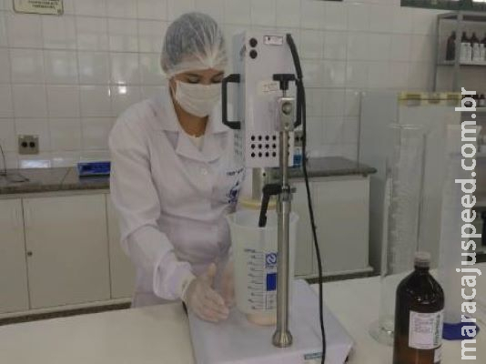 Universidade aproveita laboratórios sem aulas para fabricar álcool em gel