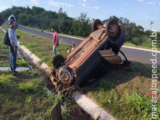 Veículo é fechado e capota próximo a Nova Andradina