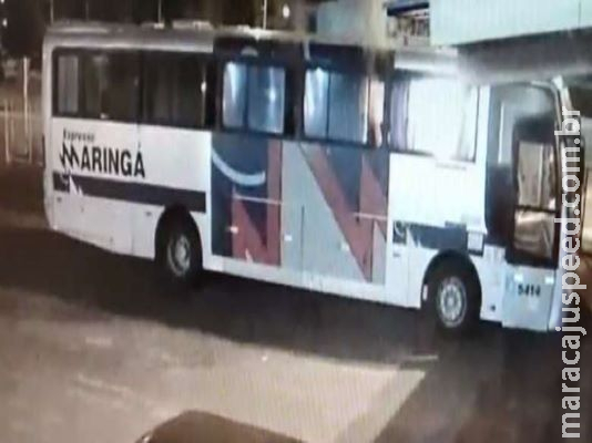 Vídeos mostram três pessoas incendiando ônibus em rodoviária Vídeos mostram três pessoas incendiando ônibus em rodoviária