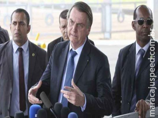 Bolsonaro evita falar sobre Mandetta na saída do Alvorada Bolsonaro evita falar sobre Mandetta na saída do Alvorada