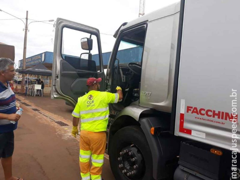 Caminhoneiros recebem lanches e limpeza de cabine de caminhão em ação na BR-163