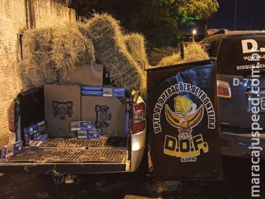 Contrabando de cigarros é apreendido escondido em meio a fenos Contrabando de cigarros é apreendido escondido em meio a fenos