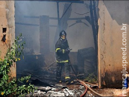 Fogo iniciado em fiação consome galpão e casa em minutos e trabalhador perde tudo Fogo iniciado em fiação consome galpão e casa em minutos e trabalhador perde tudo
