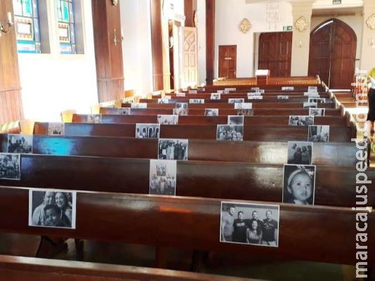 Fotos das famílias são usadas para representar os fiéis na Missa do Santíssimo