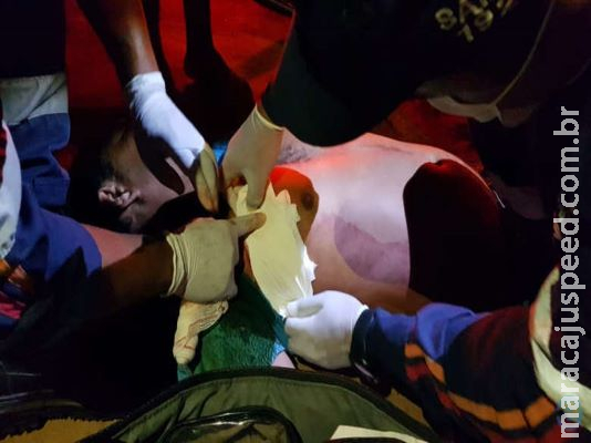 Homem anda ate avenida para buscar ajuda após ser baleado Homem anda ate avenida para buscar ajuda após ser baleado