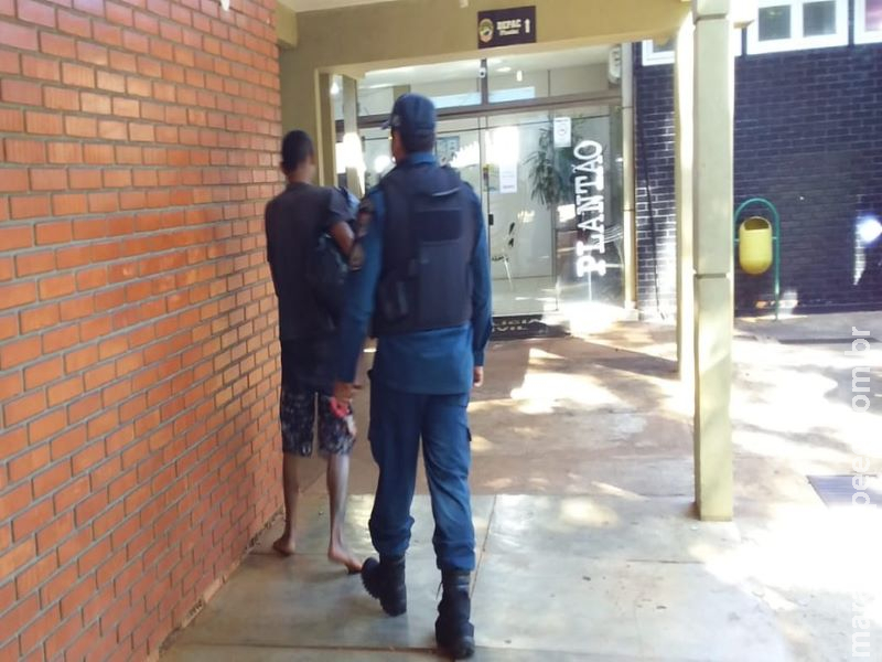 Homem é detido após invadir residência e tomar café na casa da vítima Homem é detido após invadir residência e tomar café na casa da vítima