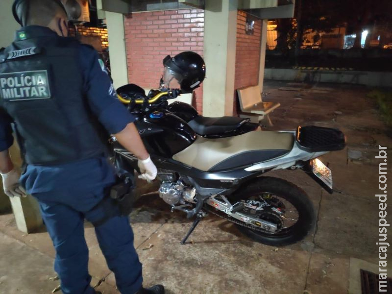Homem é detido por populares e preso pela PM com moto furtada e arma de fogo Homem é detido por populares e preso pela PM com moto furtada e arma de fogo