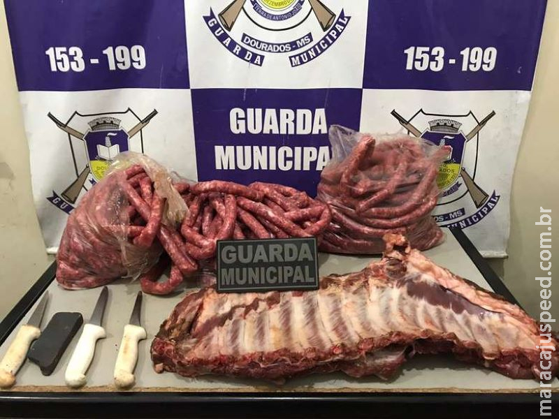 Homens estouram porta de comércio e furtam 29 kg de carne Homens estouram porta de comércio e furtam 29 kg de carne