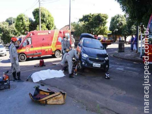 Idoso que estava na garupa do filho morre após carro atingir moto no Caiçara